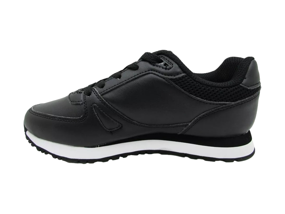 Tenis deportivos FILA color negro con suela blanca y logotipo blanco en el costado.