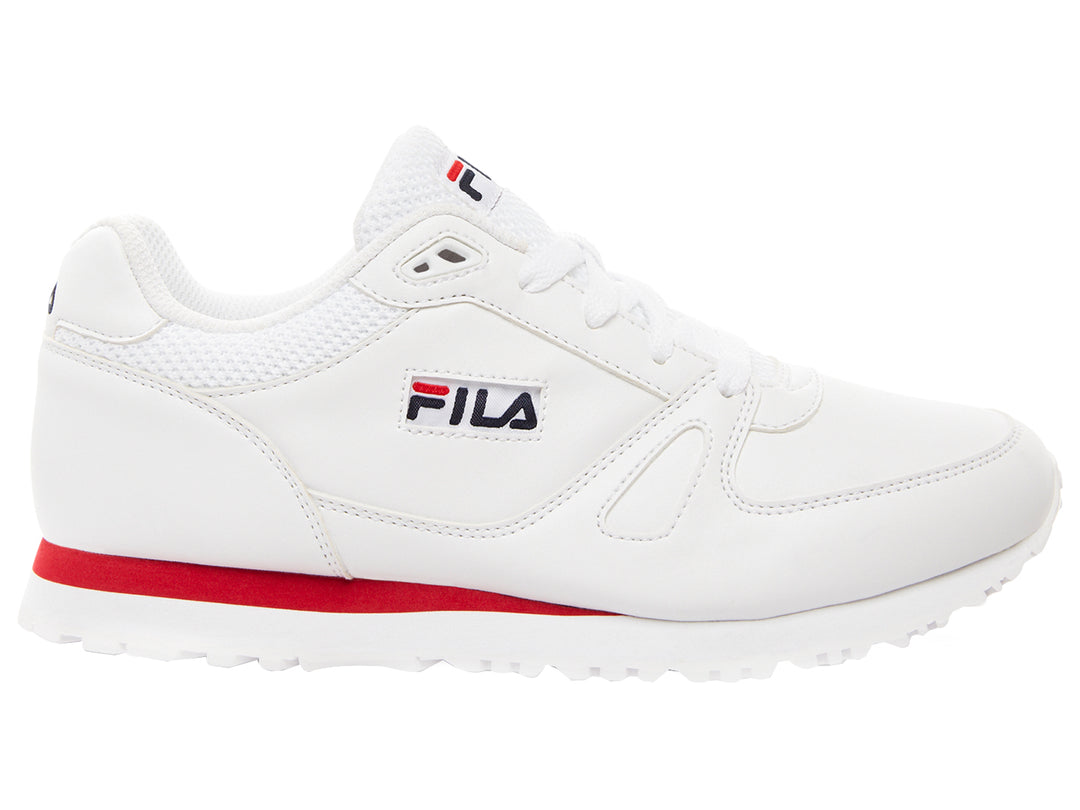 Tenis deportivos FILA blancos para mujer con franja roja en la suela y logotipo lateral.