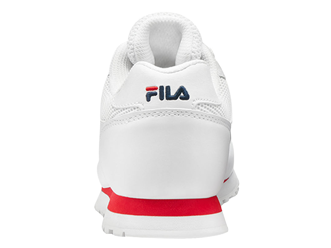 Tenis deportivos FILA blancos para mujer con franja roja en la suela y logotipo lateral.