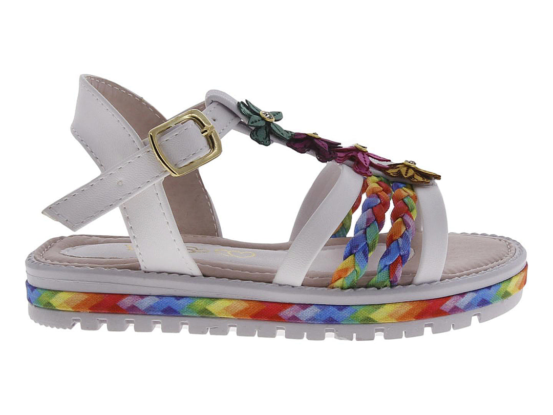 Sandalia blanca con correas trenzadas multicolores, adornos de flores y suela con diseño colorido.