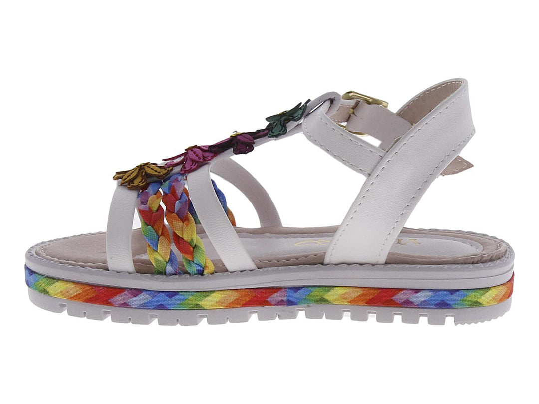 Sandalia blanca con correas trenzadas multicolores, adornos de flores y suela con diseño colorido.