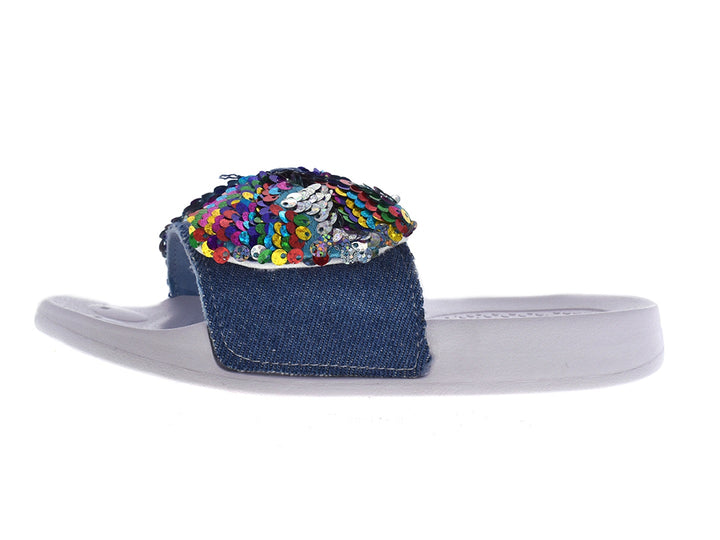 Sandalias de mezclilla azul con moño de lentejuelas multicolores y suela gris.
