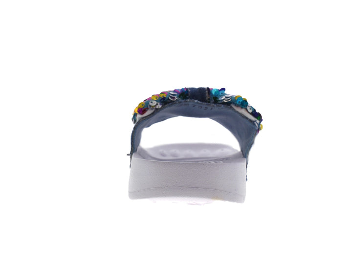 Sandalias de mezclilla azul con moño de lentejuelas multicolores y suela gris.