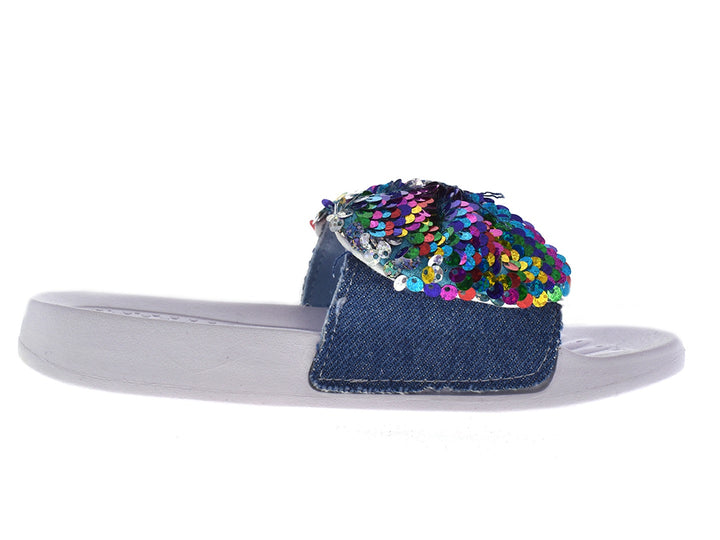 Sandalias de mezclilla azul con moño de lentejuelas multicolores y suela gris.