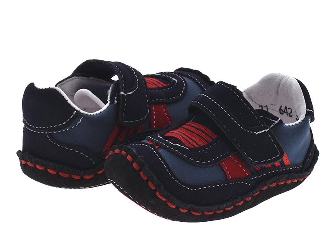 Zapatos para bebé color azul índigo con detalles en rojo y cierre de velcro.