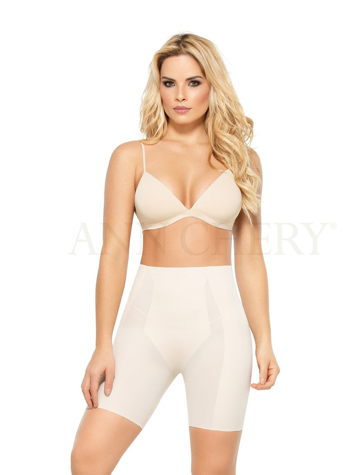 Mujer vistiendo short moldeador largo de color nude de la marca Ann Chery.