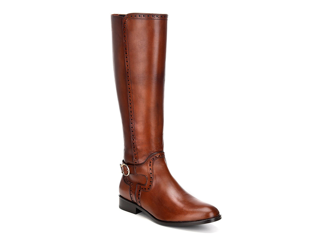 Bota alta de cuero color miel con detalles perforados y hebilla lateral.