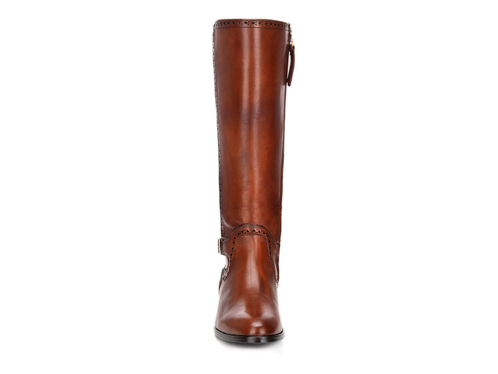 Bota alta de cuero color miel con detalles perforados y hebilla lateral.