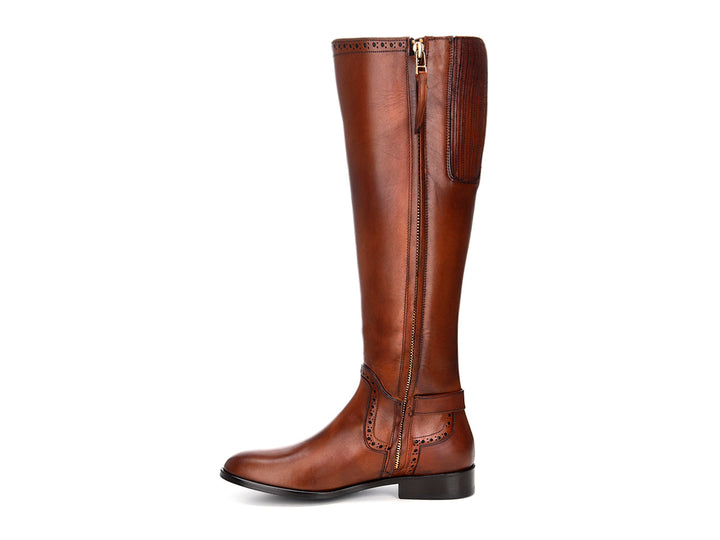 Bota alta de cuero color miel con detalles perforados y hebilla lateral.