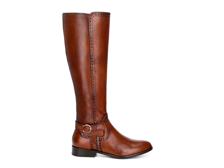 Bota alta de cuero color miel con detalles perforados y hebilla lateral.