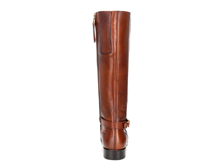 Bota alta de cuero color miel con detalles perforados y hebilla lateral.