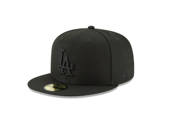 Gorra New Era MLB Basic color negro con logo de Los Angeles Dodgers bordado y visera plana.