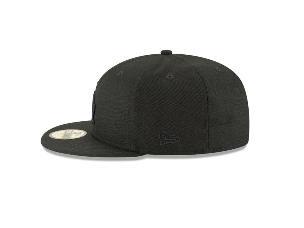 Gorra New Era MLB Basic color negro con logo de Los Angeles Dodgers bordado y visera plana.