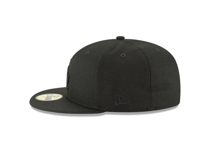Gorra New Era MLB Basic color negro con logo de Los Angeles Dodgers bordado y visera plana.