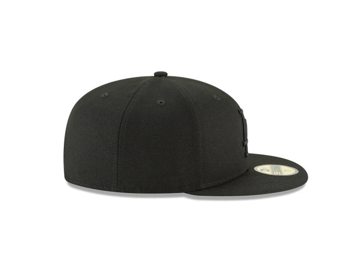 Gorra New Era MLB Basic color negro con logo de Los Angeles Dodgers bordado y visera plana.