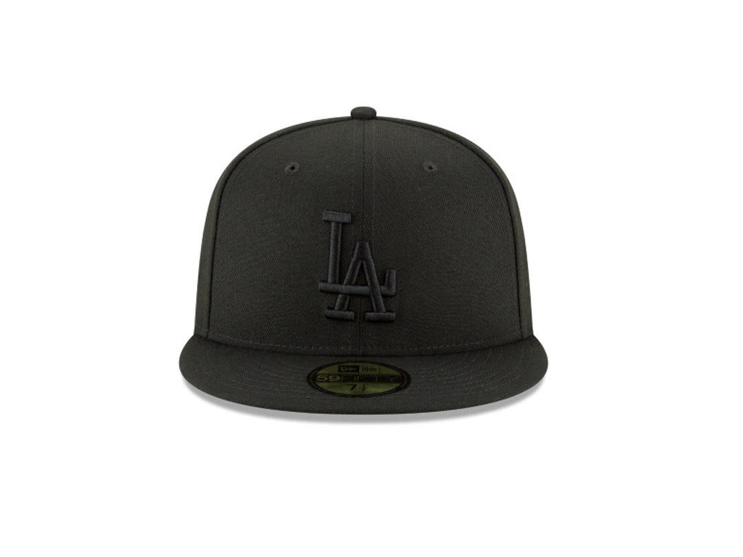 Gorra New Era MLB Basic color negro con logo de Los Angeles Dodgers bordado y visera plana.