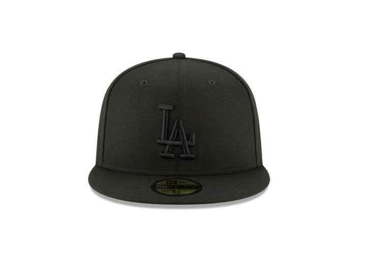 Gorra New Era MLB Basic color negro con logo de Los Angeles Dodgers bordado y visera plana.