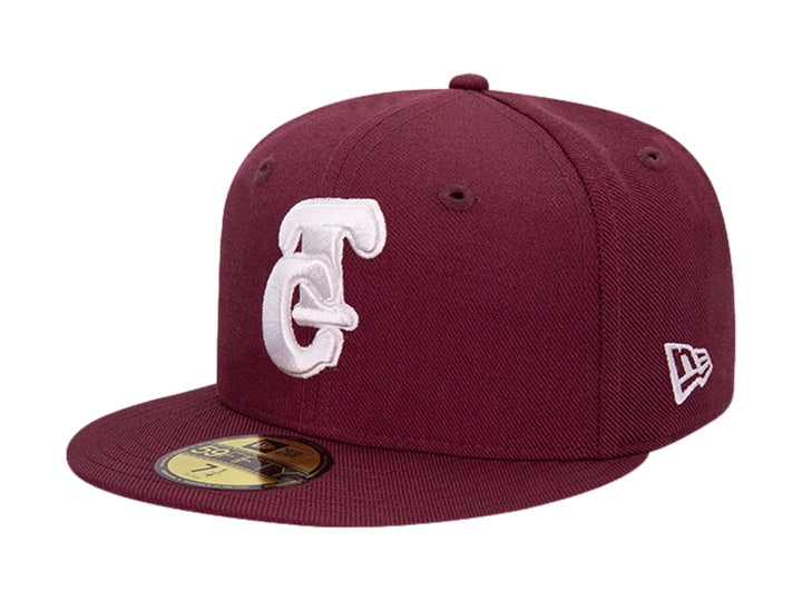 Gorra New Era color maroon con visera plana y logotipo bordado en blanco en el frente y lateral.