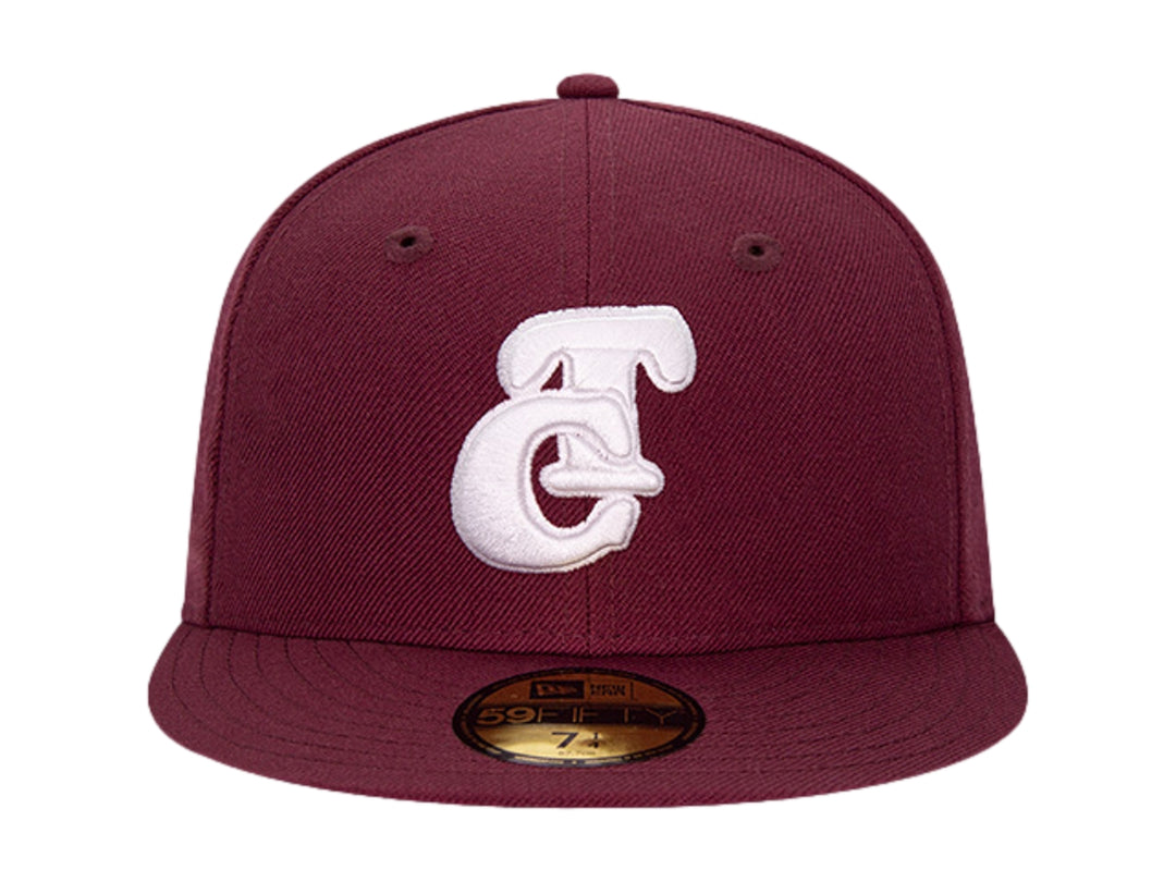 Gorra New Era color maroon con visera plana y logotipo bordado en blanco en el frente y lateral.