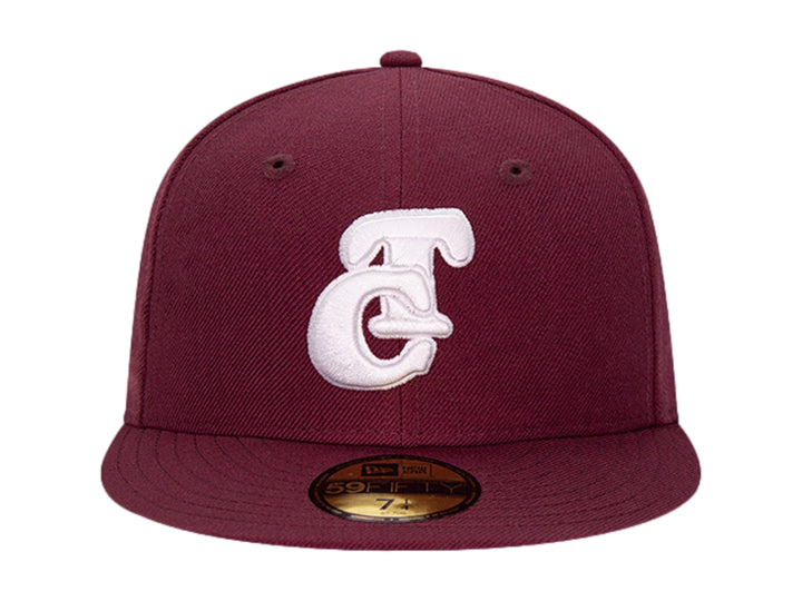 Gorra New Era color maroon con visera plana y logotipo bordado en blanco en el frente y lateral.