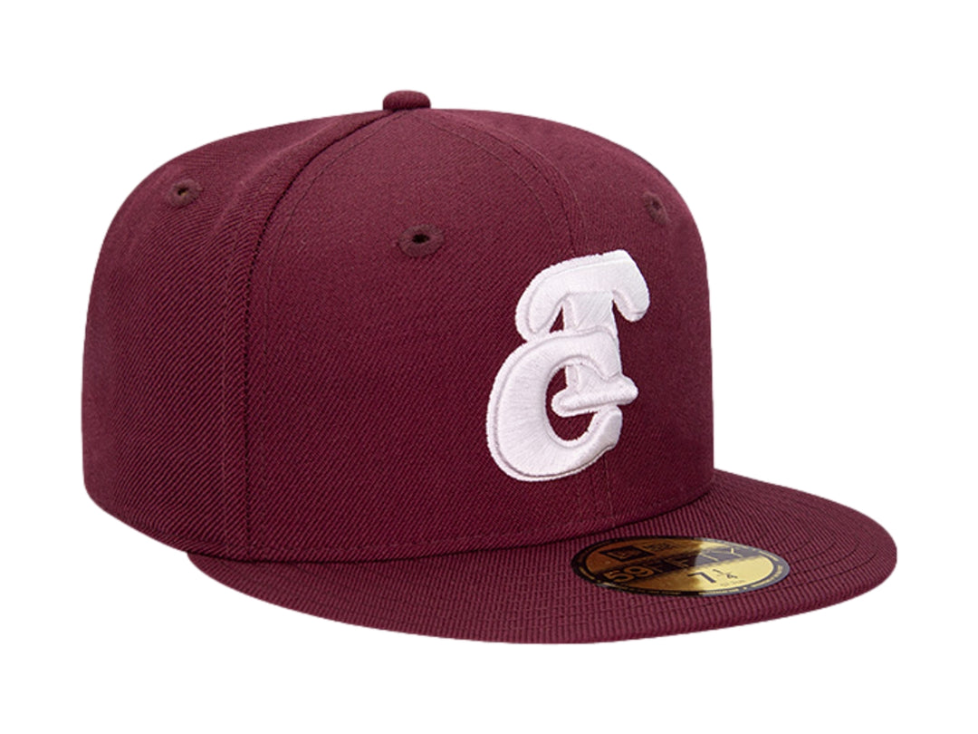 Gorra New Era color maroon con visera plana y logotipo bordado en blanco en el frente y lateral.
