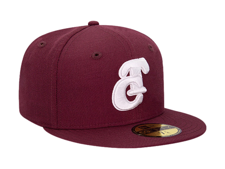 Gorra New Era color maroon con visera plana y logotipo bordado en blanco en el frente y lateral.