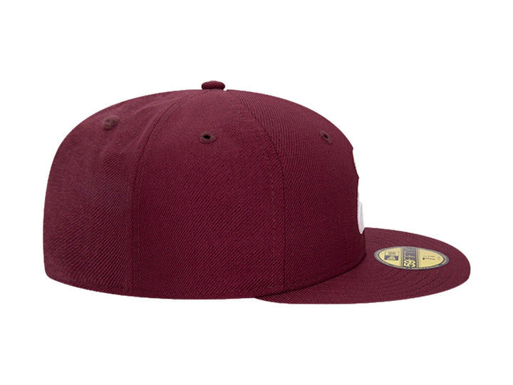 Gorra New Era color maroon con visera plana y logotipo bordado en blanco en el frente y lateral.