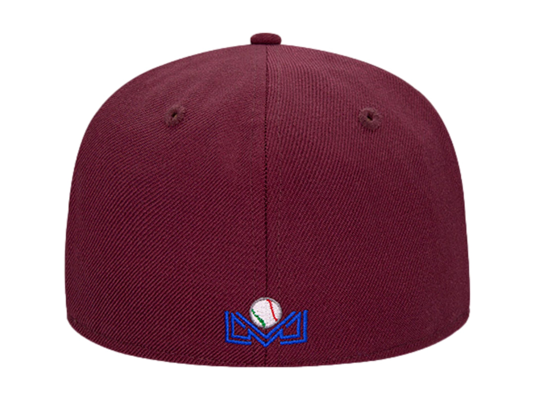 Gorra New Era color maroon con visera plana y logotipo bordado en blanco en el frente y lateral.