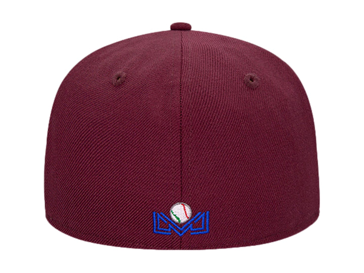 Gorra New Era color maroon con visera plana y logotipo bordado en blanco en el frente y lateral.