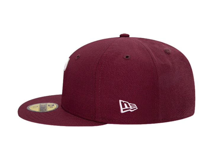 Gorra New Era color maroon con visera plana y logotipo bordado en blanco en el frente y lateral.