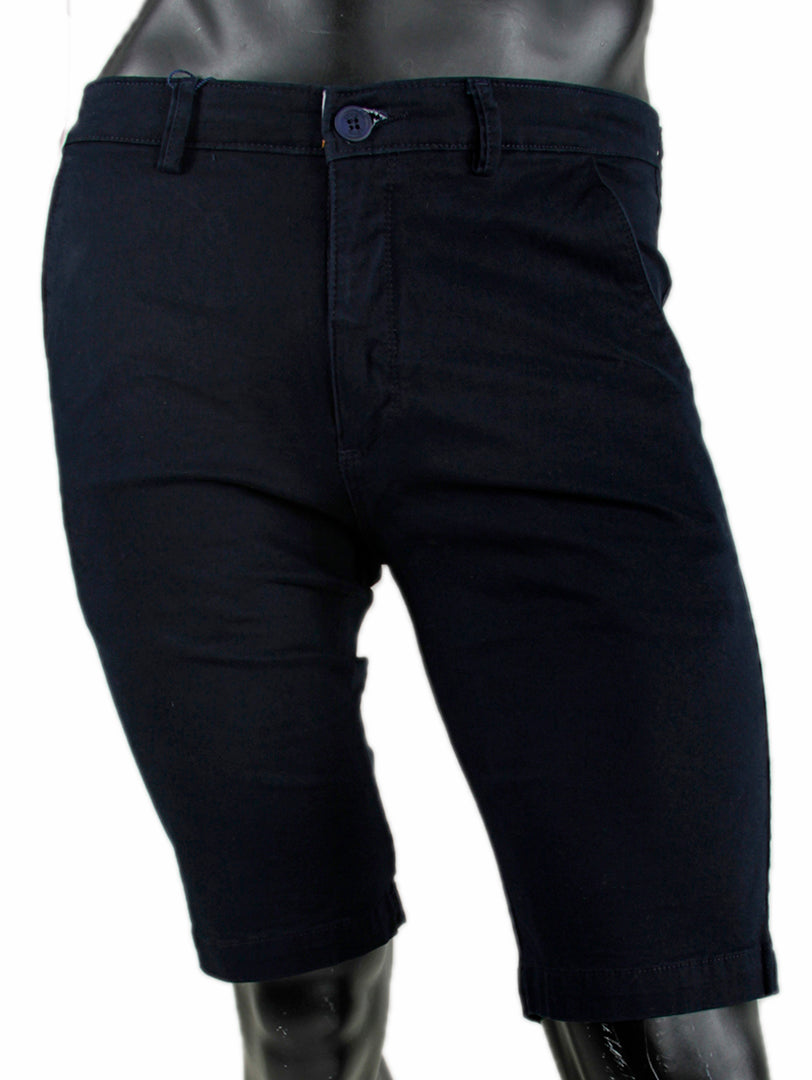 Bermuda para hombre en color azul marino de estilo casual sobre un maniquí.