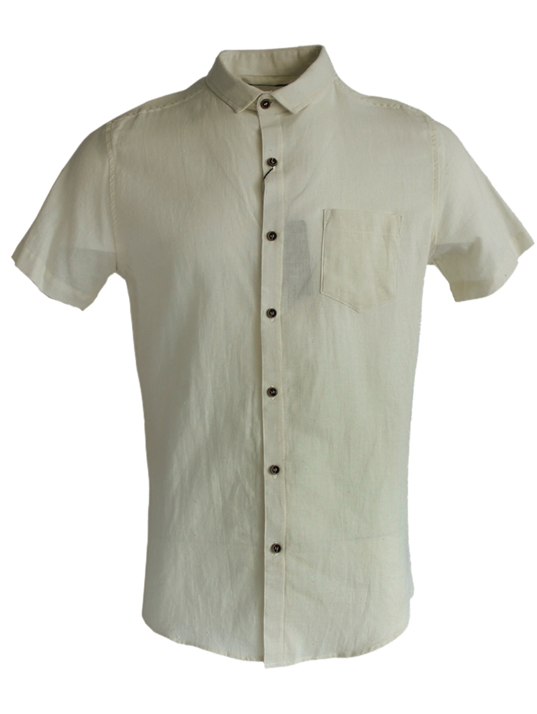 Camisa de manga corta color arena para hombre con cuello y bolsillo frontal.