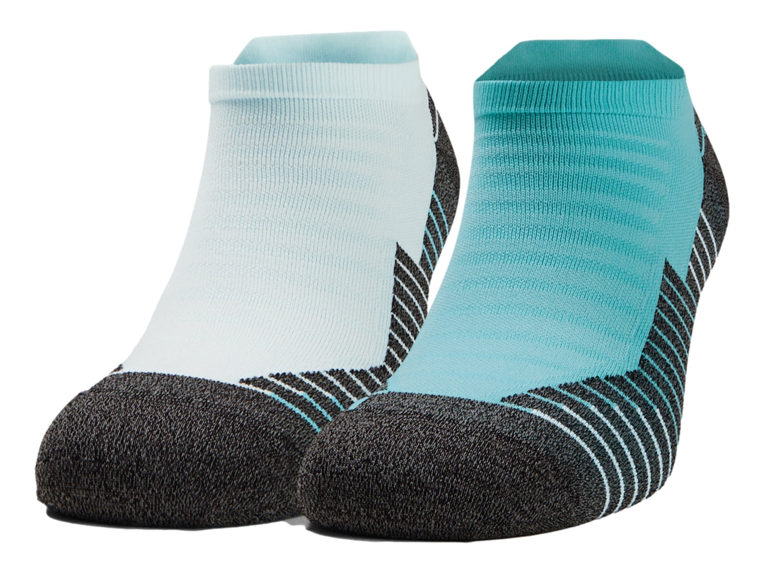 Par de calcetines deportivos Under Armour en tonos azul claro y gris oscuro con diseño ergonómico.