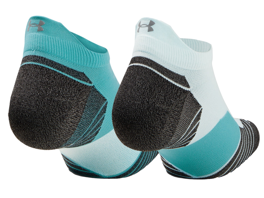 Par de calcetines deportivos Under Armour en tonos azul claro y gris oscuro con diseño ergonómico.
