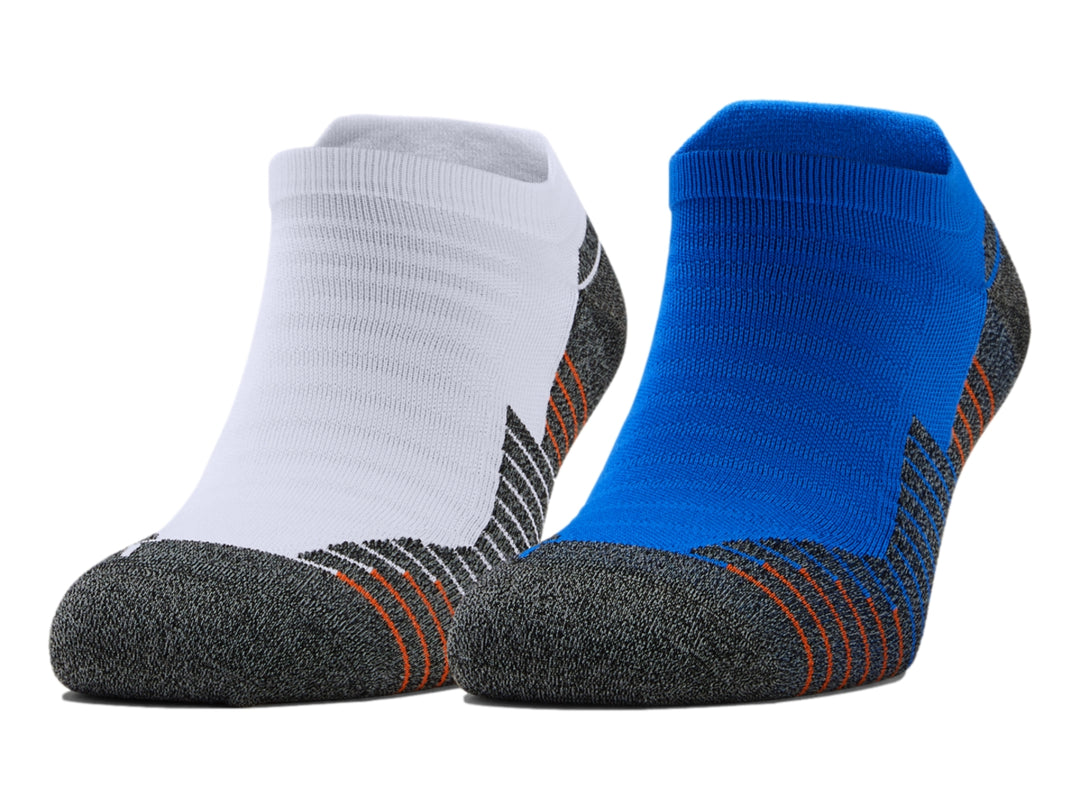 Par de calcetines deportivos Under Armour, uno blanco y otro azul, con refuerzos grises y detalles naranjas.