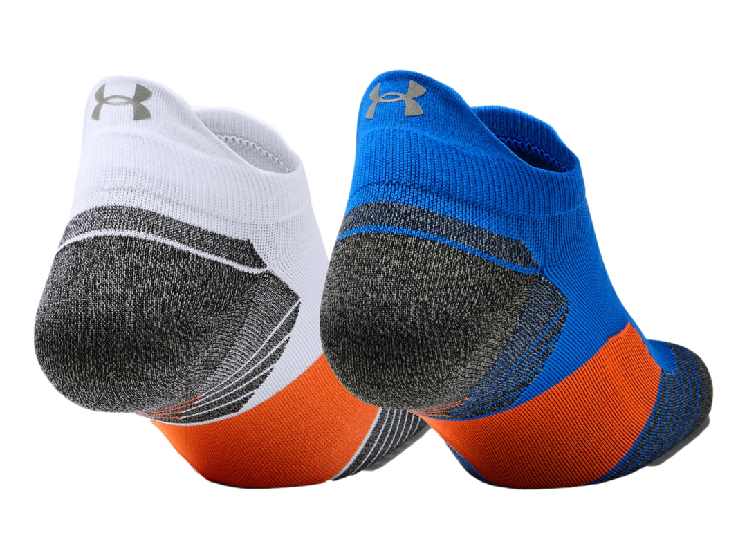Par de calcetines deportivos Under Armour, uno blanco y otro azul, con refuerzos grises y detalles naranjas.