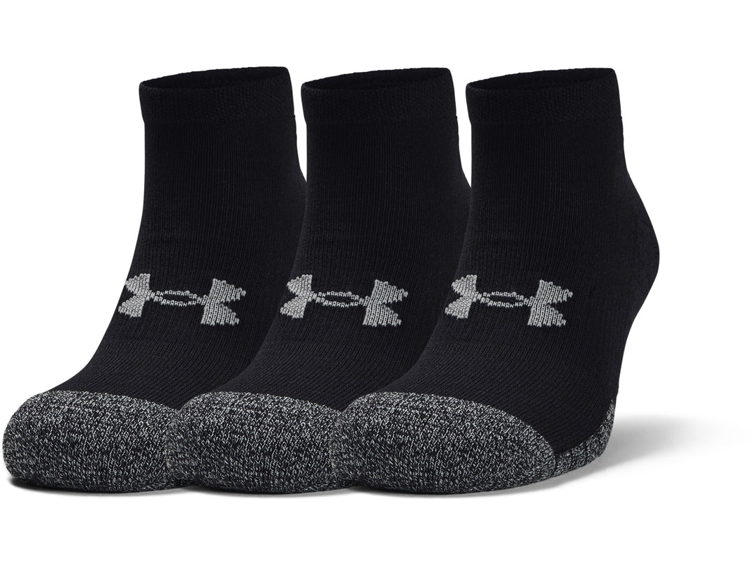 Tres calcetines deportivos Under Armour color negro con punta gris y logotipo en el lateral.