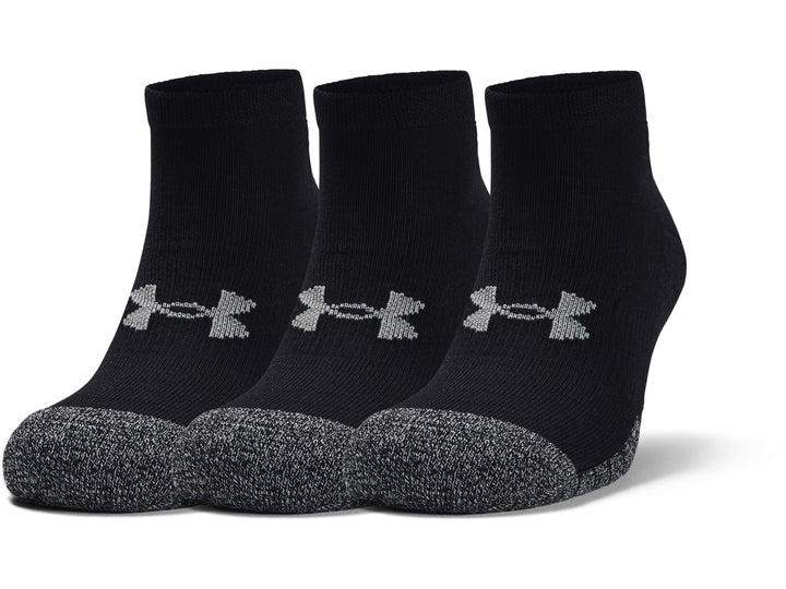 Tres calcetines deportivos Under Armour color negro con punta gris y logotipo en el lateral.