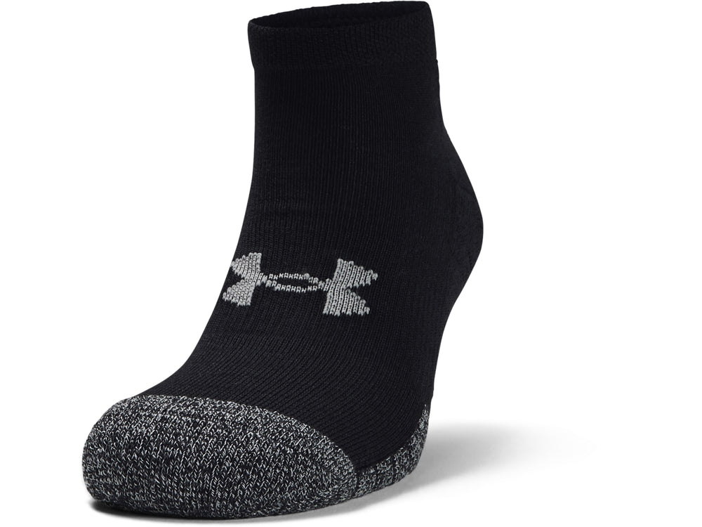 Tres calcetines deportivos Under Armour color negro con punta gris y logotipo en el lateral.
