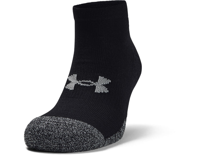 Tres calcetines deportivos Under Armour color negro con punta gris y logotipo en el lateral.