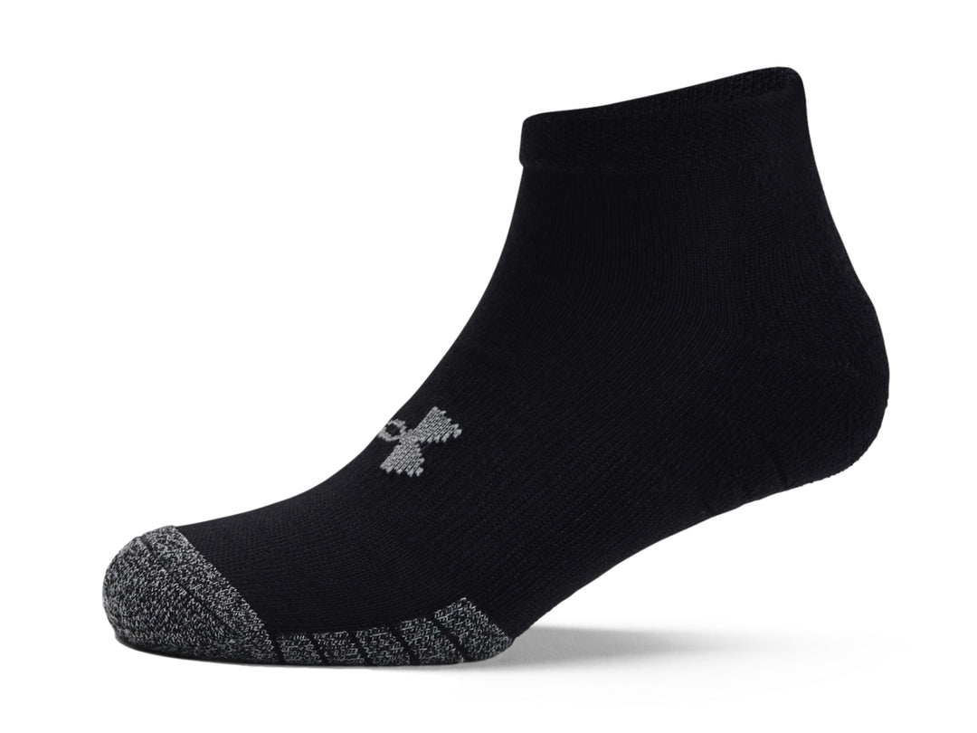 Tres calcetines deportivos Under Armour color negro con punta gris y logotipo en el lateral.