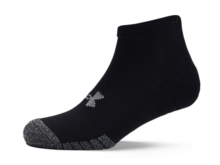 Tres calcetines deportivos Under Armour color negro con punta gris y logotipo en el lateral.
