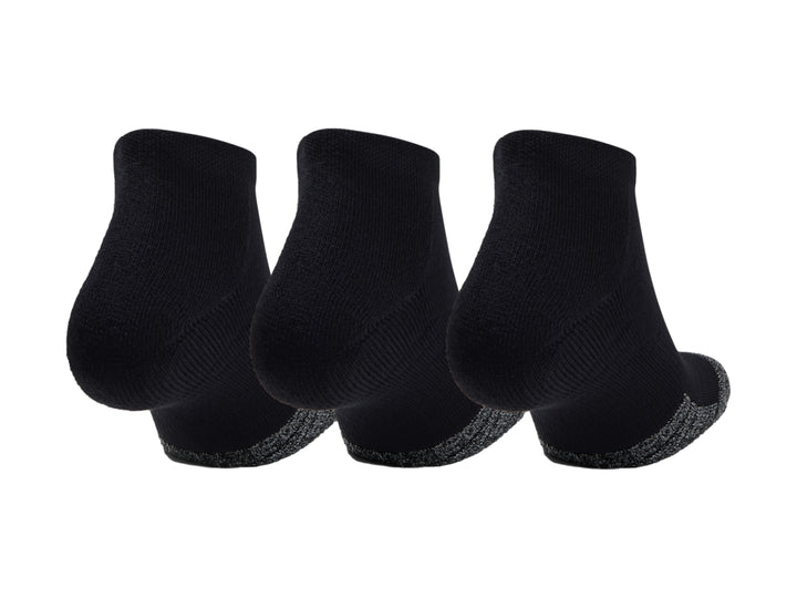 Tres calcetines deportivos Under Armour color negro con punta gris y logotipo en el lateral.