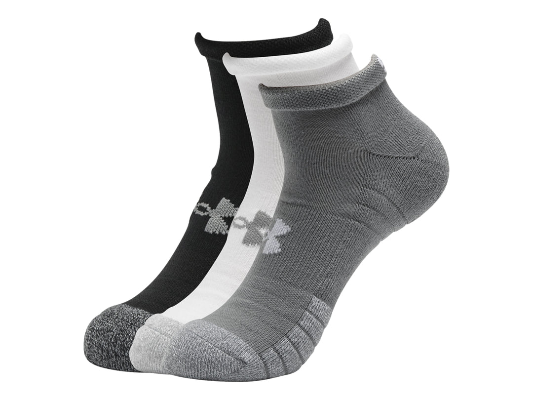 Paquete de tres pares de calcetines deportivos cortos Under Armour en colores gris, blanco y negro.