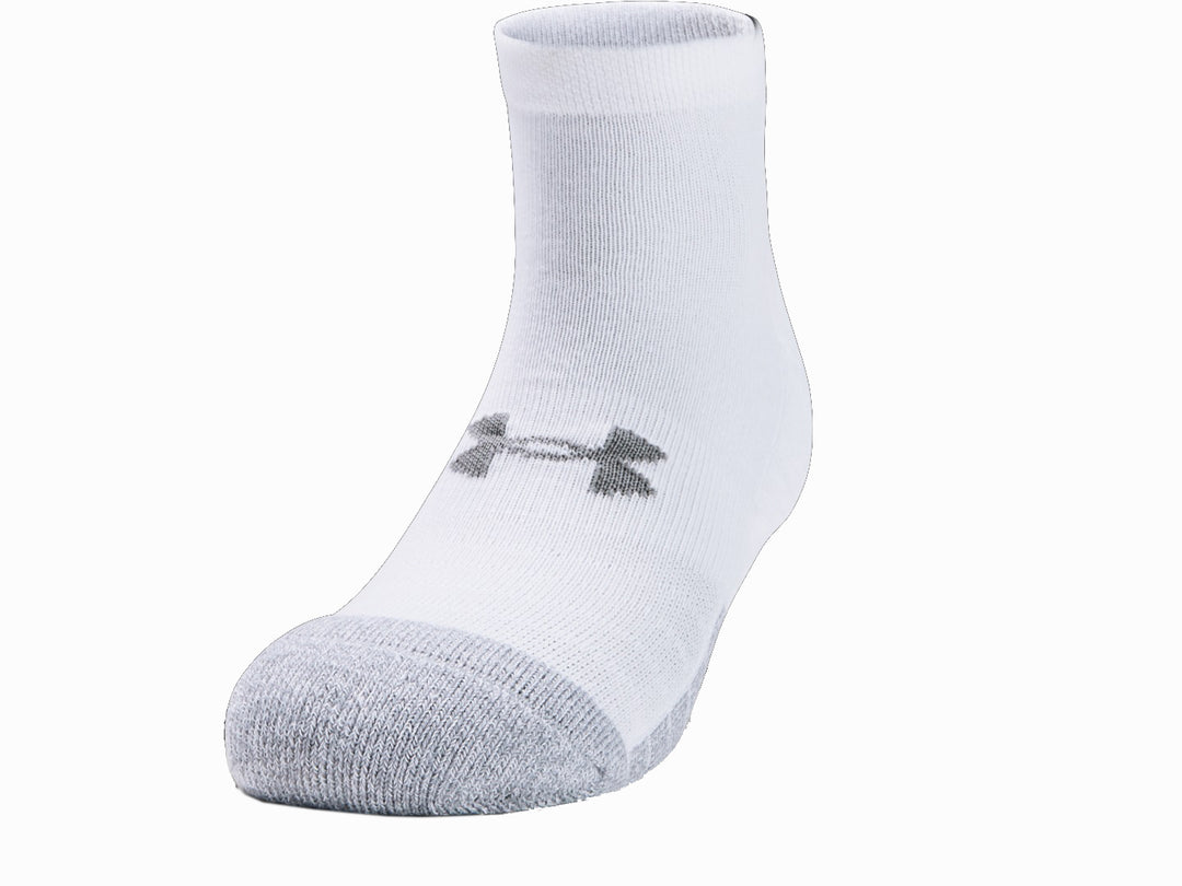 Calcetín deportivo Under Armour color blanco con punta y talón en color gris acero.