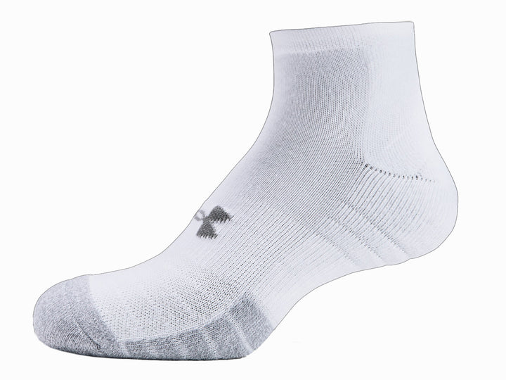 Calcetín deportivo Under Armour color blanco con punta y talón en color gris acero.