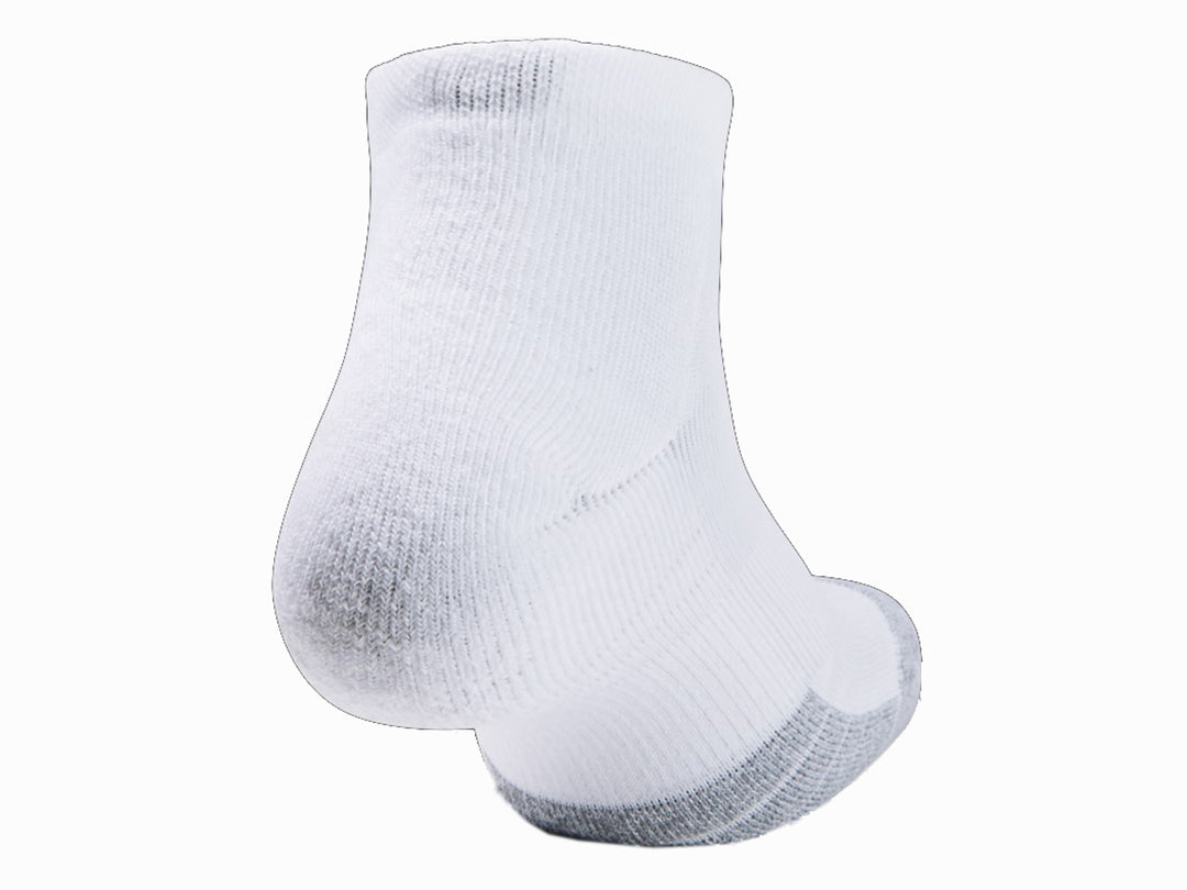 Calcetín deportivo Under Armour color blanco con punta y talón en color gris acero.