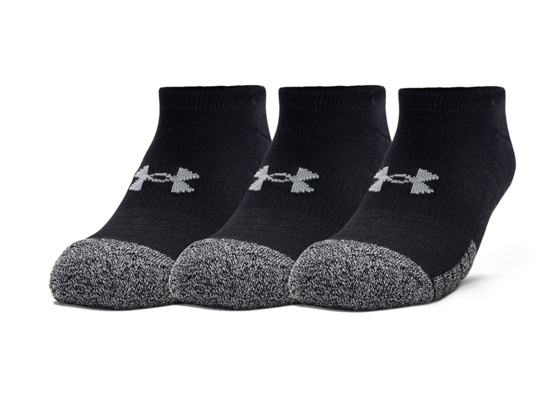 Tres calcetines Under Armour color negro con detalles en gris en la punta y el talón.