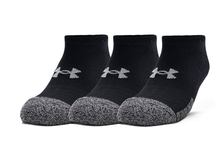 Tres calcetines Under Armour color negro con detalles en gris en la punta y el talón.