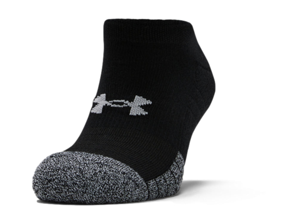Tres calcetines Under Armour color negro con detalles en gris en la punta y el talón.